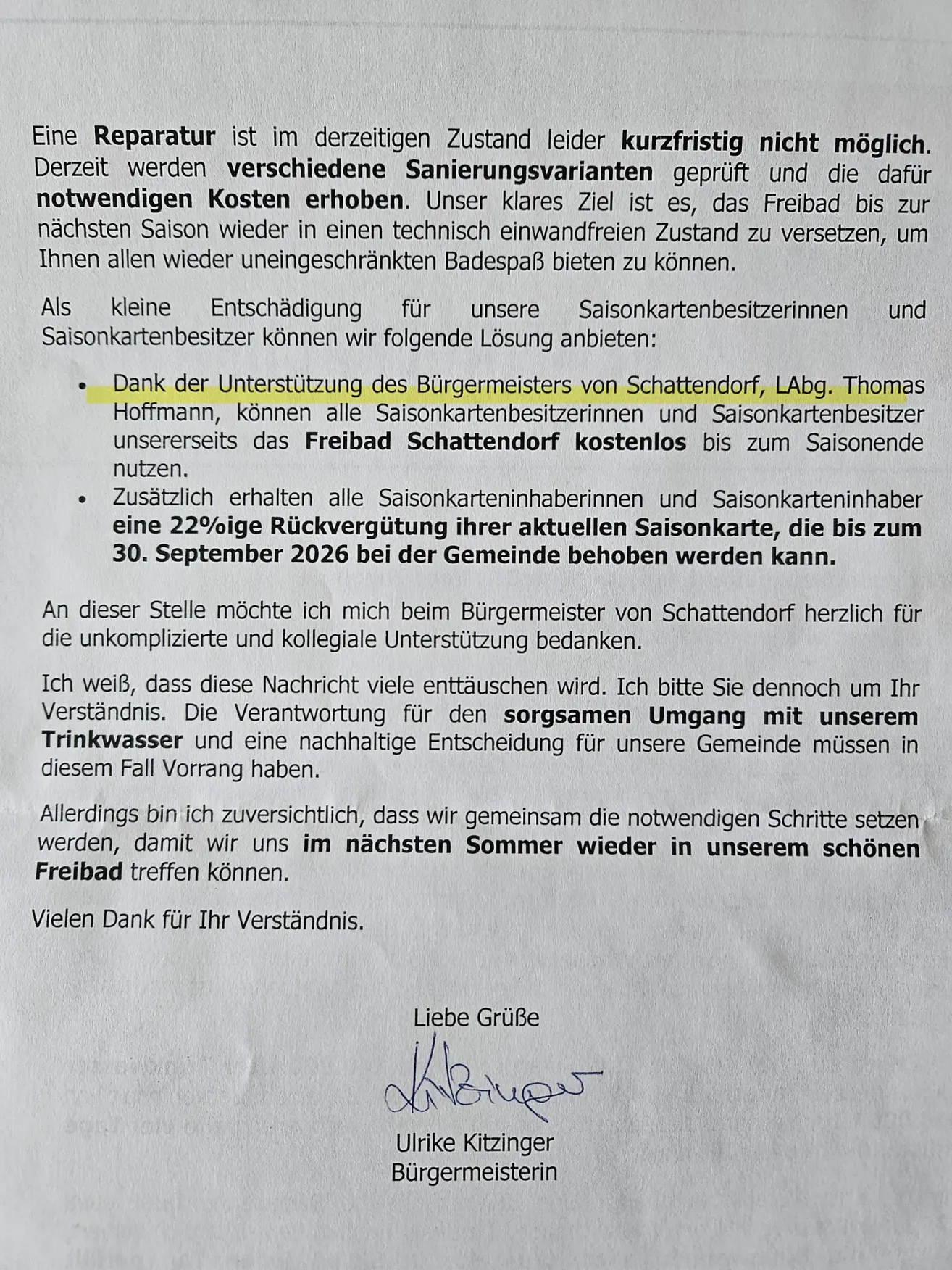 A document with text in German discussing the maintenance of a public swimming pool, including compensation for season card holders and a thank you note to the mayor.