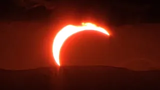 Eine Sonnenfinsternis findet statt, wobei der Mond die Sonne bedeckt und einen Ring des Feuers erzeugt.