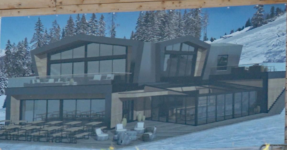 Ein modernes architektonisches Design eines Ski-Lodges mit großen Fenstern, einer Terrasse und Außensitzen vor einem verschneiten Berghintergrund.