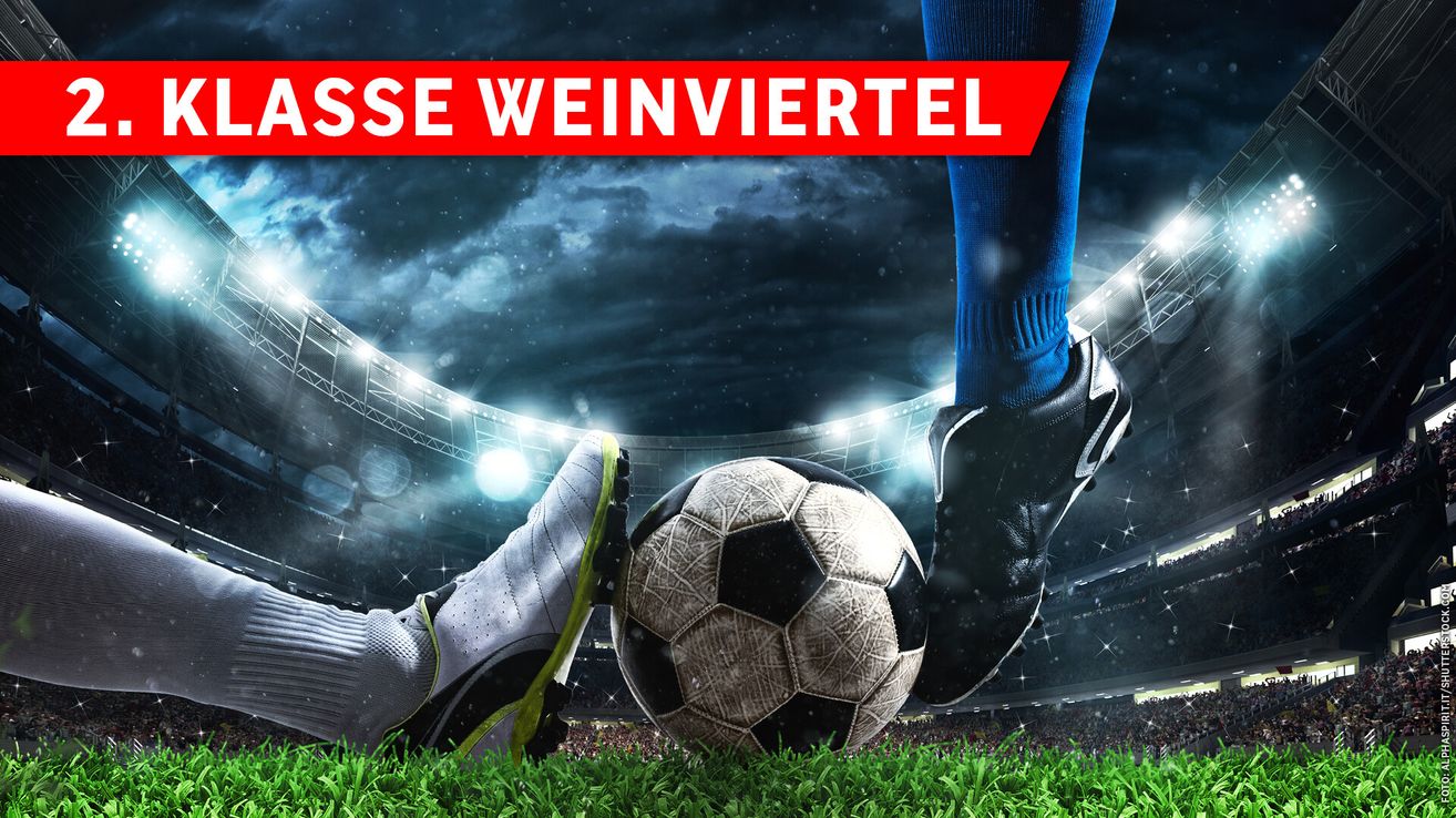 Ein Fußballspieler ist dabei, einen Ball auf einem Rasenfeld zu treten, mit einem Stadion im Hintergrund und dem Text 'SE WEINVIERTEL' darüber.