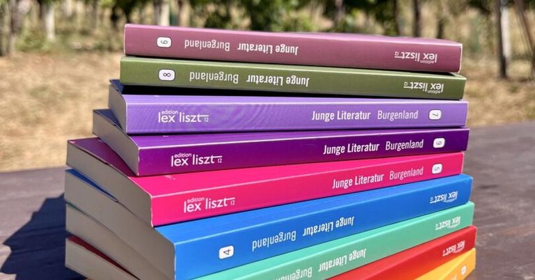 A stack of colorful books titled 'Junge Literatur Burgenland' with various colors and numbers on the spines.