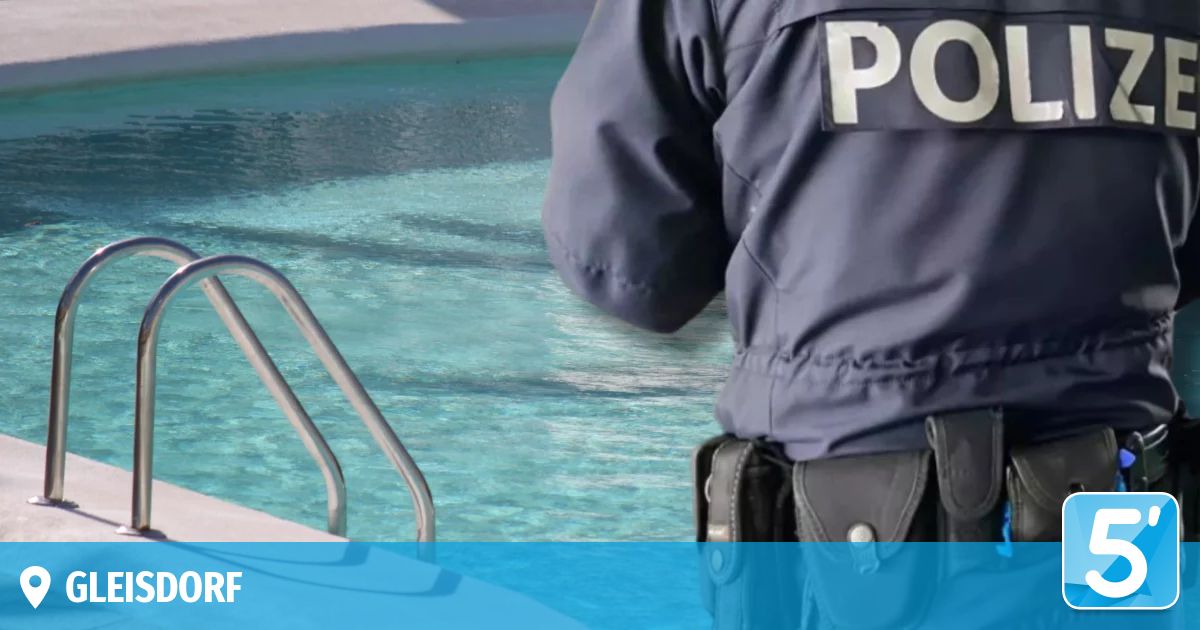 Ein Polizist steht neben einem Pool mit klarem Wasser und einer Metallhandlauf.
