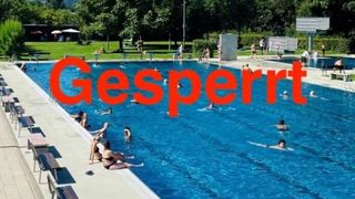 Eine Gruppe von Menschen schwimmt in einem großen Freibad, wobei das Wort Gesperrt in Rot über das Wasser geschrieben ist.