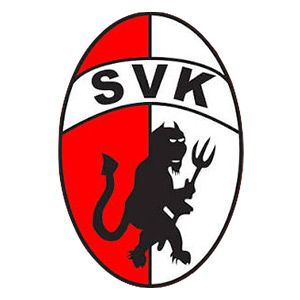 Ein Logo mit einem schwarzen Dämon, der einen Dreizack hält, mit den Buchstaben SVK in Weiß darüber, vor einem roten und weißen Schildhintergrund.