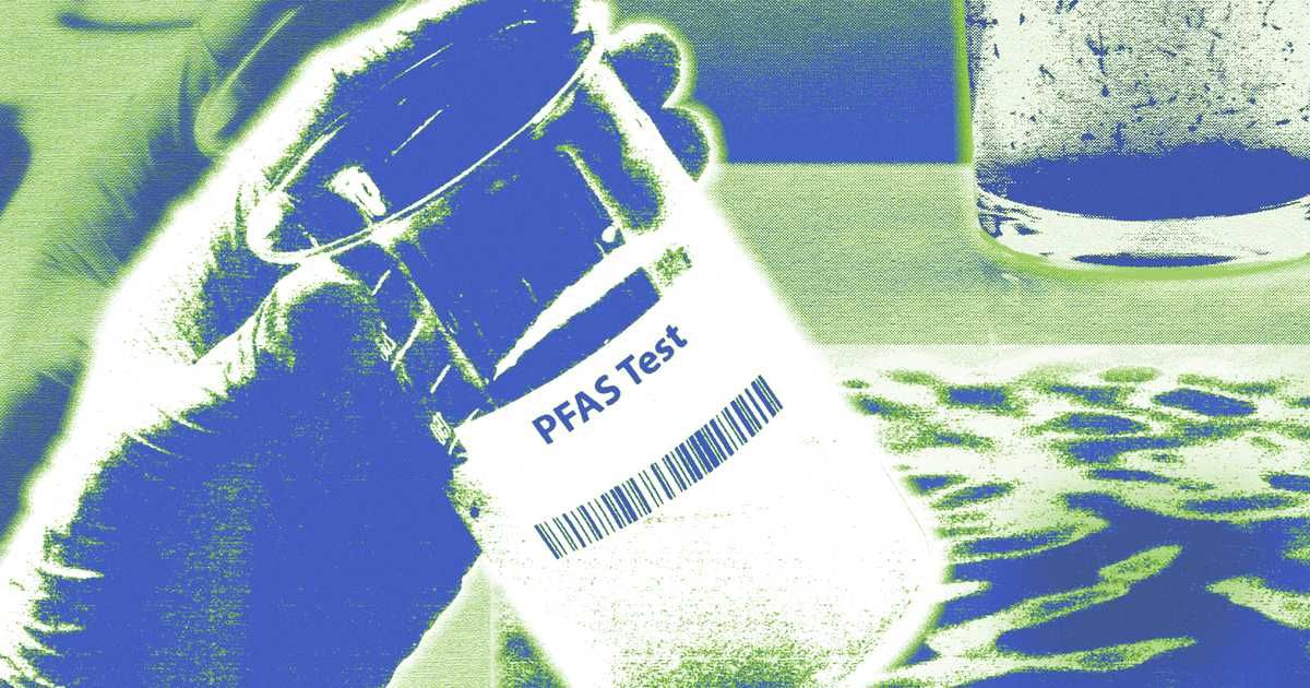 Eine Nahaufnahme einer Flasche mit dem Etikett PFAS Test. Die Flasche ist mit einer Flüssigkeit gefüllt und hat einen Barcode auf dem Etikett.