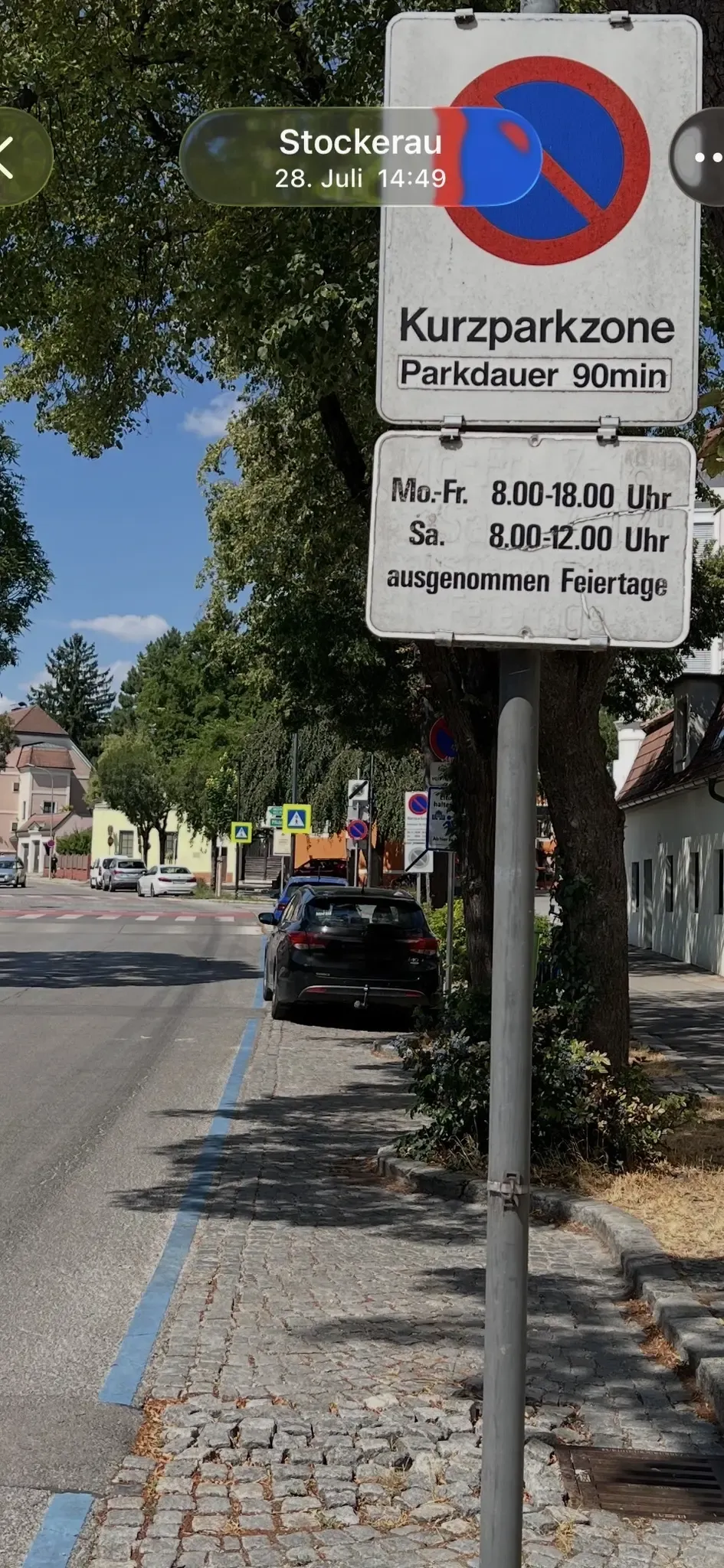Ein Straßenschild zeigt Parkzeiten von 8:00 Uhr bis 18:00 Uhr an Wochentagen und 8:00 Uhr bis 12:00 Uhr am Samstag, Feiertage ausgenommen.