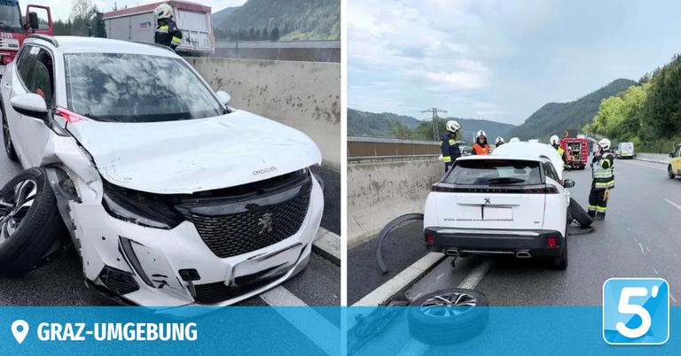 Ein weißer Peugeot-Wagen mit vorderer Beschädigung steht mit einem platten Reifen am Straßenrand. Rettungskräfte kümmern sich um das Fahrzeug.