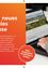 Eine Person tippt auf einem Laptop, der eine Website auf dem Bildschirm anzeigt. Die Website zeigt ein landschaftliches Bild mit Bergen und Grün. Der Text auf dem Bildschirm lautet 'Neueste offizielle Beiträge'. Der Laptop steht auf einem Schreibtisch mit einer Tasse und einer Uhr.