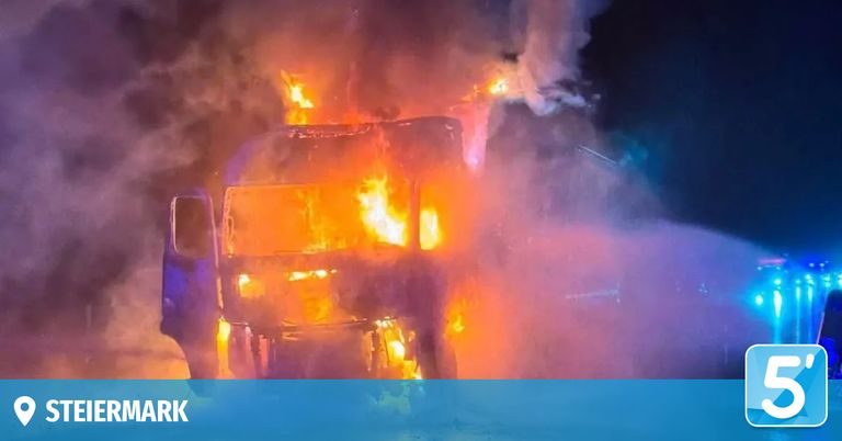 Ein Lkw ist nachts in Flammen aufgegangen, wobei Rauch und Feuer sich über das Fahrzeug ausbreiten.