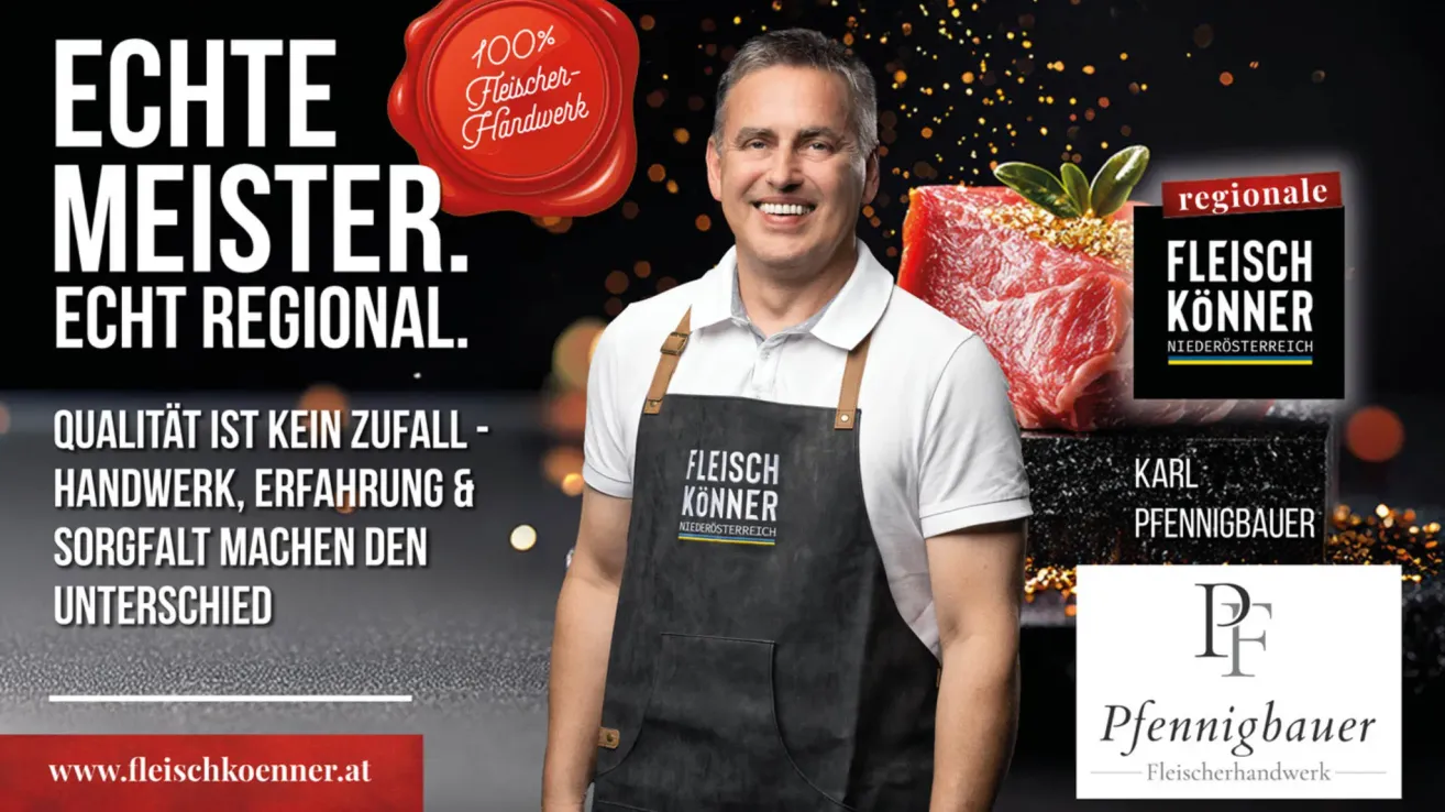 Ein Mann in einer schwarzen Schürze mit dem Text 'Fleisch Konner' lächelt neben einem Stück rohem Fleisch. Der Hintergrund hat einen roten Siegel mit dem Text '100% Fleischer Handwerk'.