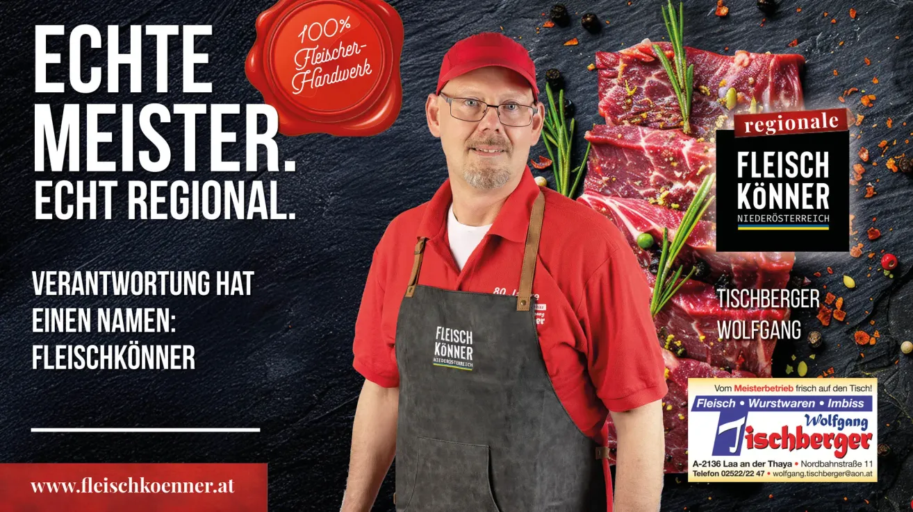 Ein Mann in einem roten Hemd und einer Schürze steht neben einem Stapel rohem Fleisch. Der Text '100% Fleischer Handwerk' ist im Hintergrund sichtbar.