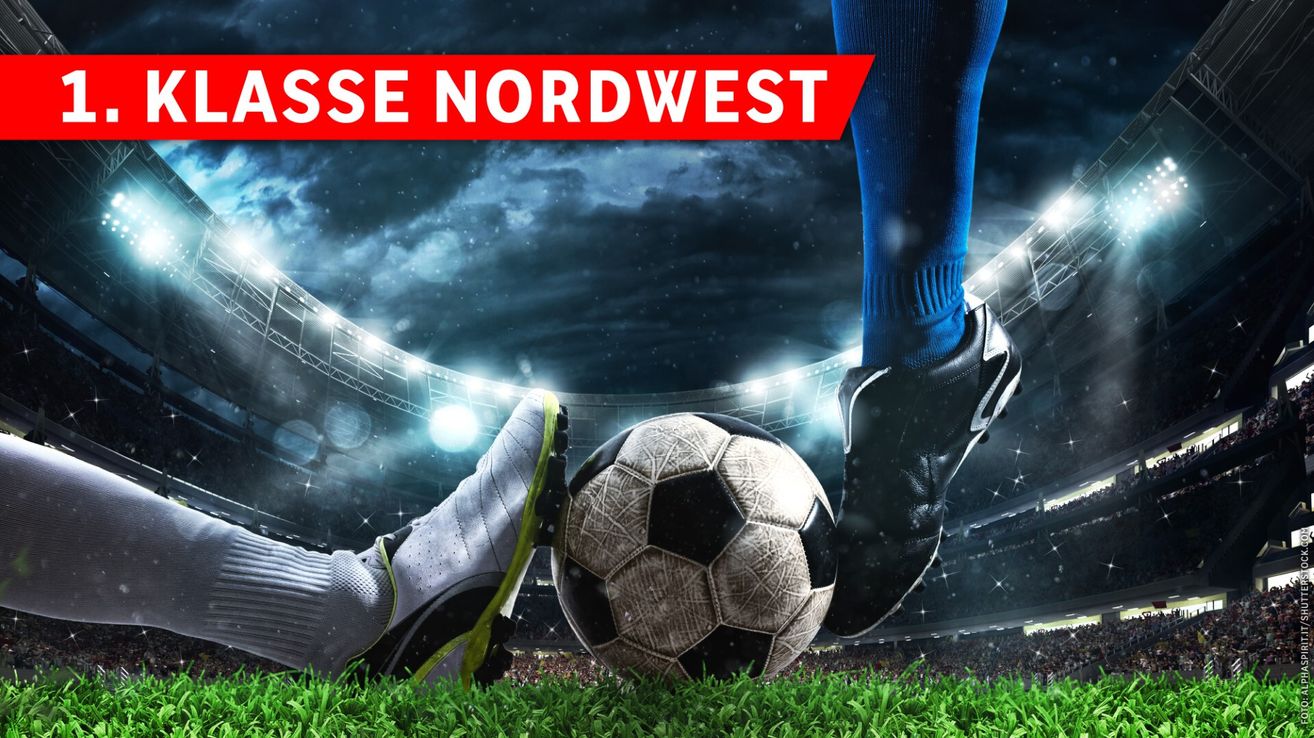 Ein Fußballspieler in blauen Socken und schwarzen Stollenschuhen steht kurz davor, einen Fußball auf einem Rasenfeld zu treten. Im Hintergrund ist ein bewölkter Himmel zu sehen. Der Text 'SSE NORDWEST' ist prominent in Rot angezeigt.