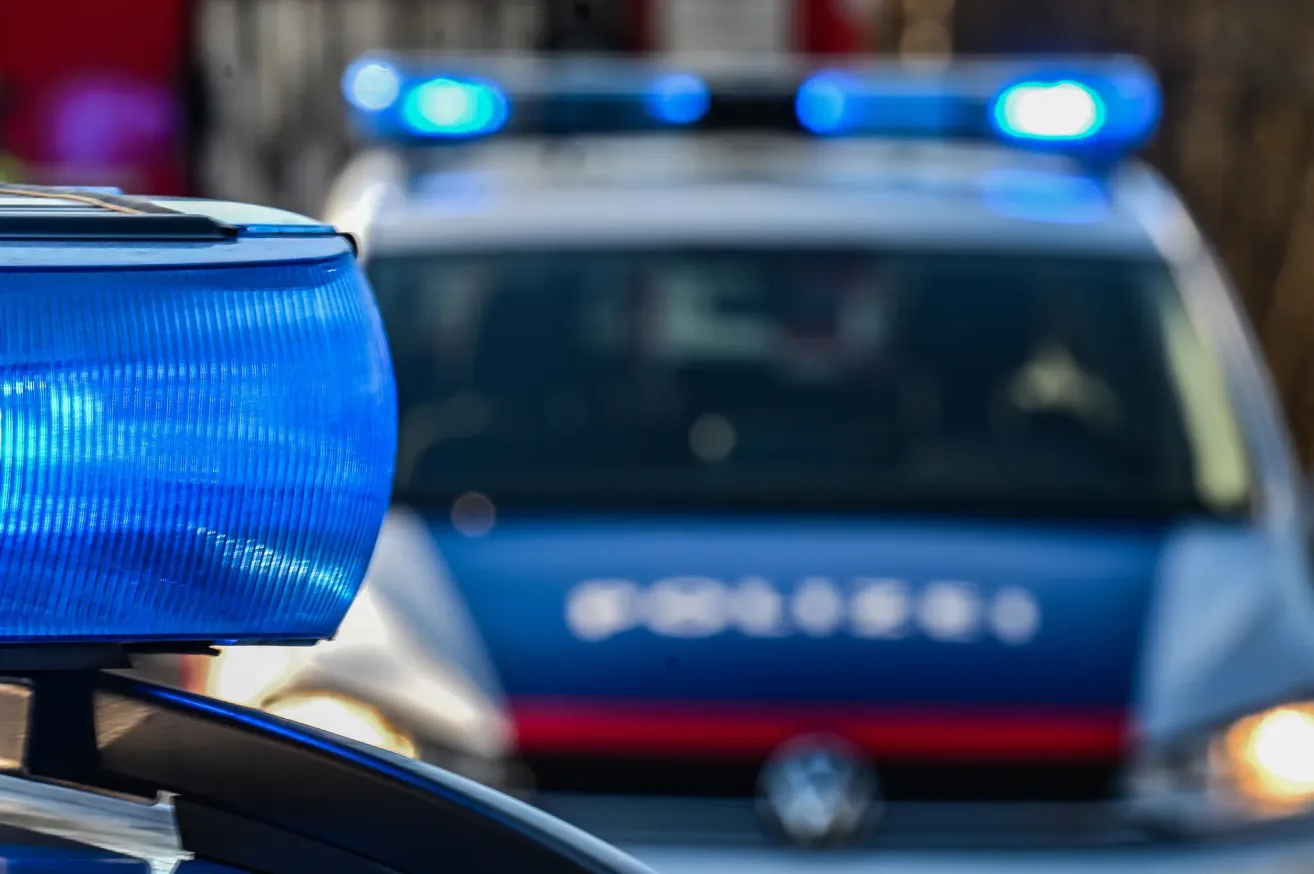 Nahaufnahme eines blauen Polizeiwagen-Notlichts auf einem anderen Fahrzeug.