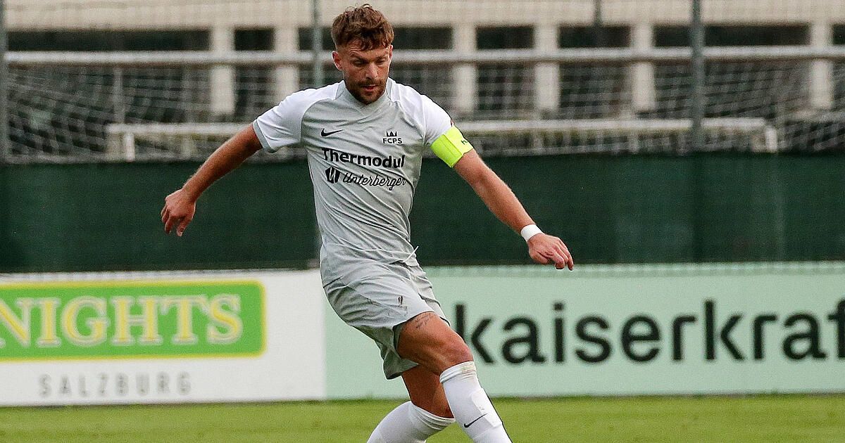 A soccer player in a gray jersey with 'Thermodul' and 'unterberger' printed on it, running on the field.
