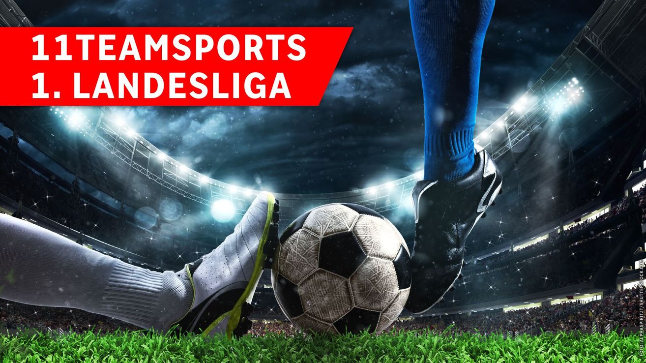 Ein Fußballspieler in blauer und schwarzer Uniform tritt einen Fußball auf einem Feld. Das Bild hat einen roten Banner mit dem Text 'MSSPORTS DESLIGA'.