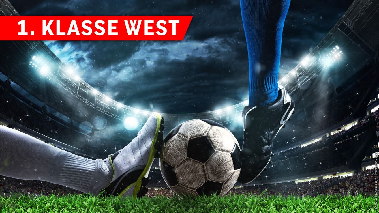 Ein Fußballspieler tritt einen Ball in einem Stadion mit bewölktem Himmel. Der Spieler trägt blaue Socken und schwarze Schuhe. Der Text 'SSE WEST' befindet sich auf einem roten Banner.