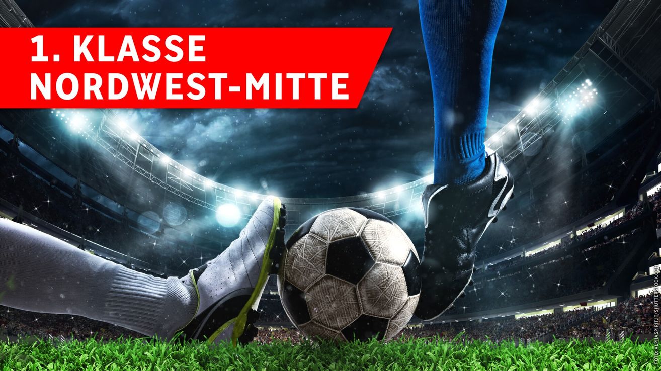 Ein Fußballspieler in blauer und schwarzer Uniform tritt einen Fußball auf einem Feld mit einem roten Banner, das 'West-Mitte' oben steht.