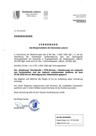 Amtliche Bekanntmachung des Bürgermeisters der Gemeinde Laterns vom 6.16.2026 über die Sperrung des 'Riedlewegs' aufgrund von Forstarbeiten bis zur Fertigstellung. Das Betreten und Befahren des Weges ist untersagt. Ausnahmen gelten für Personen, die unmittelbar mit den Forstarbeiten in Verbindung stehen. Die Bekanntmachung ist in deutscher Sprache verfasst.