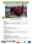 Eine Gruppe von Kindern in roten Jacken steht auf einer hölzernen Plattform mit einer angehängten Kette, wahrscheinlich für ein Fotoshooting. Der Hintergrund zeigt einen Rasenbereich mit einer Straße.