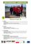 Eine Gruppe von Kindern in roten Jacken steht auf einer hölzernen Plattform mit einer angehängten Kette, wahrscheinlich für ein Fotoshooting. Der Hintergrund zeigt einen Rasenbereich mit einer Straße.