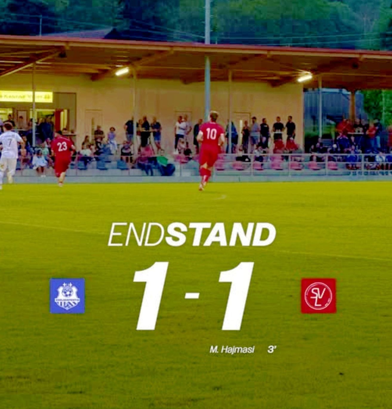 Fußballspieler in roten und weißen Trikots laufen auf einem Feld, auf dem ein Spielstand von 1:1 steht. Zuschauer schauen von den Tribünen zu.