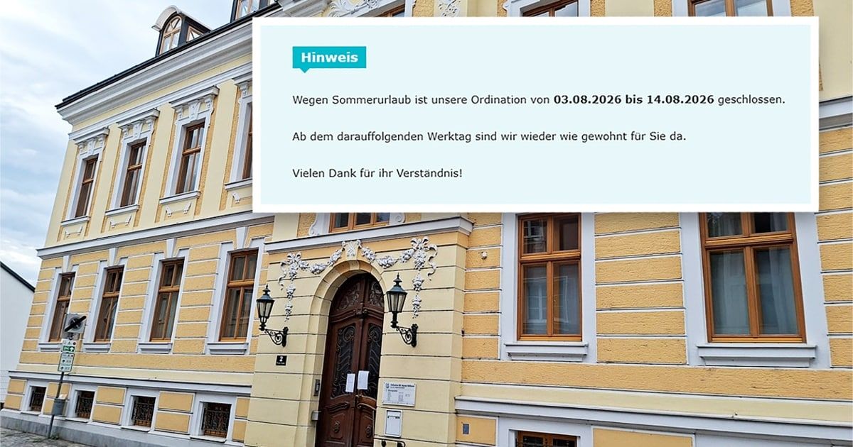 Ein Hinweis auf einem Gebäude informiert Besucher, dass aufgrund des Sommerurlaubs das Büro vom 03.08.2026 bis 14.08.2026 geschlossen ist. Nach dem Urlaub wird das Büro seinen üblichen Betrieb wieder aufnehmen.