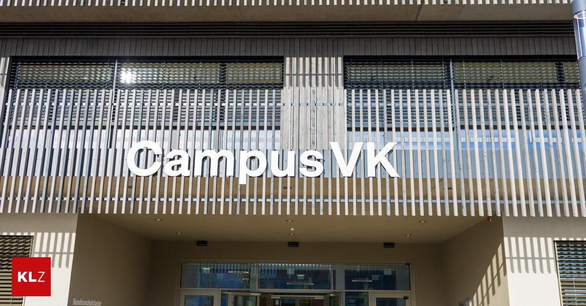 Der Eingang des Campus VK zeigt ein modernes Design mit einem großen Schild über dem Eingang. Das Schild besteht aus weißen Buchstaben auf dunklem Hintergrund.