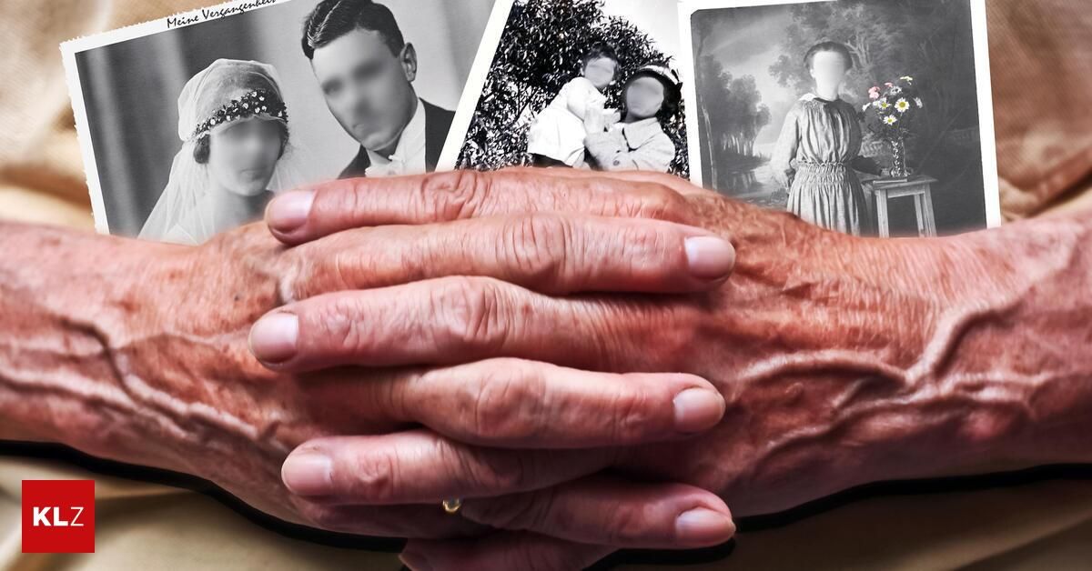 Die Hände eines älteren Paares sind ineinander verschränkt, mit einer Collage alter Schwarz-Weiß-Fotos im Hintergrund. Die Fotos zeigen einen Mann, eine Frau, ein Kind und eine Gruppe von Kindern.
