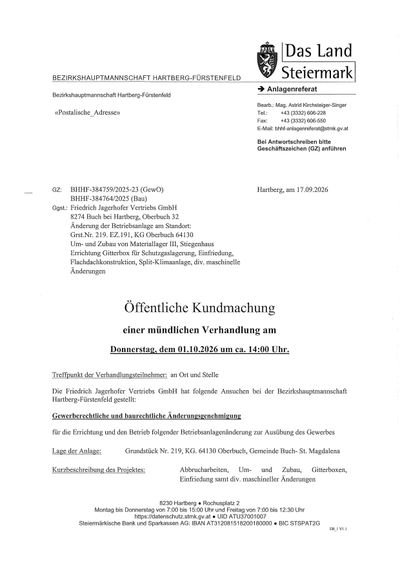 Dokument der Bezirkshauptmannschaft Hartberg-Fürstenfeld über eine öffentliche Bekanntmachung einer Versammlung am 01.10.2026 um ca. 14:00 Uhr. Die Friedrich Jägerhofer Vertriebs GmbH hat einen Antrag auf Genehmigung von Änderungen einer Gewerbeanlage zur Ausübung des Gewerbes eingereicht. Die Änderungen umfassen den Bau eines neuen Gebäudes, eine Split-Klimaanlage und verschiedene maschinelle Anpassungen.