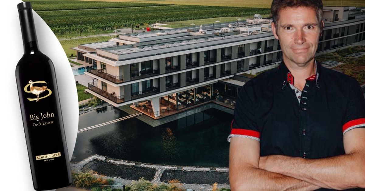 Ein modernes architektonisches Gebäude mit Pool und einem Mann davor.