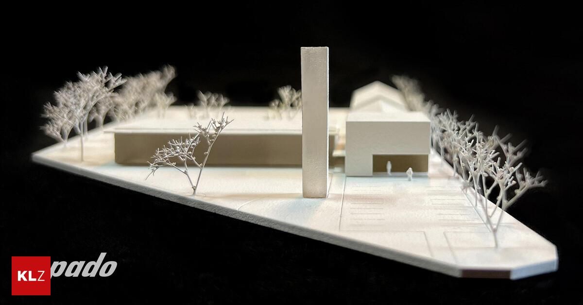 Ein Miniatur-Architekturmodell eines modernen Gebäudekomplexes mit einem hohen zylindrischen Turm und mehreren kleineren rechteckigen Gebäuden vor einem dunklen Hintergrund.