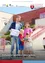 Ein Mann und eine Frau stehen vor einem Gebäude mit zwei Kindern. Der Mann hält ein Stück Papier, und die Kinder halten ein Lego-Set. Das Gebäude hat ein Schild, das 'Kindergarten Cuvarnica' besagt.