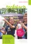 Zwei Mädchen genießen Zuckerwatte bei einer Veranstaltung im Freien, mit einem lila Zelt im Hintergrund.