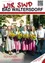 Eine Gruppe von Menschen in traditioneller deutscher Kleidung posiert für ein Foto mit Sonnenblumen. Sie stehen vor einem Gebäude mit einem QR-Code in der oberen rechten Ecke.