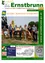 Eine Gruppe von Menschen sitzt auf Stühlen auf einem Feld. Sie lächeln und posieren für ein Foto. Das Bild ist eine Werbung für Ernstbrunn, eine Marktgemeinde in Österreich.