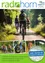 Eine Gruppe von Radfahrern fährt auf einem Weg im Wald.