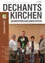 Eine Gruppe von vier Personen steht vor einer hölzernen Wand mit einem braunen Rand. Sie lächeln und scheinen für ein Foto zu posieren. Der Mann in der Mitte hält eine Topfpflanze und ein Zertifikat. Die Frau auf der linken Seite trägt eine Brille und ein weißes Hemd. Die Frau auf der rechten Seite hält ein Zertifikat.