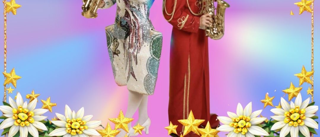 Eine Werbung für eine musikalische Veranstaltung zeigt zwei Künstler, einer in einem funkelnden Kleid, der andere in einer roten Uniform, beide spielen Saxophon. Die Veranstaltung findet in Heiligenkreuz statt, mit Auftritten am Donnerstag, Freitag und Samstag um 16 Uhr, 18 Uhr und 20 Uhr.