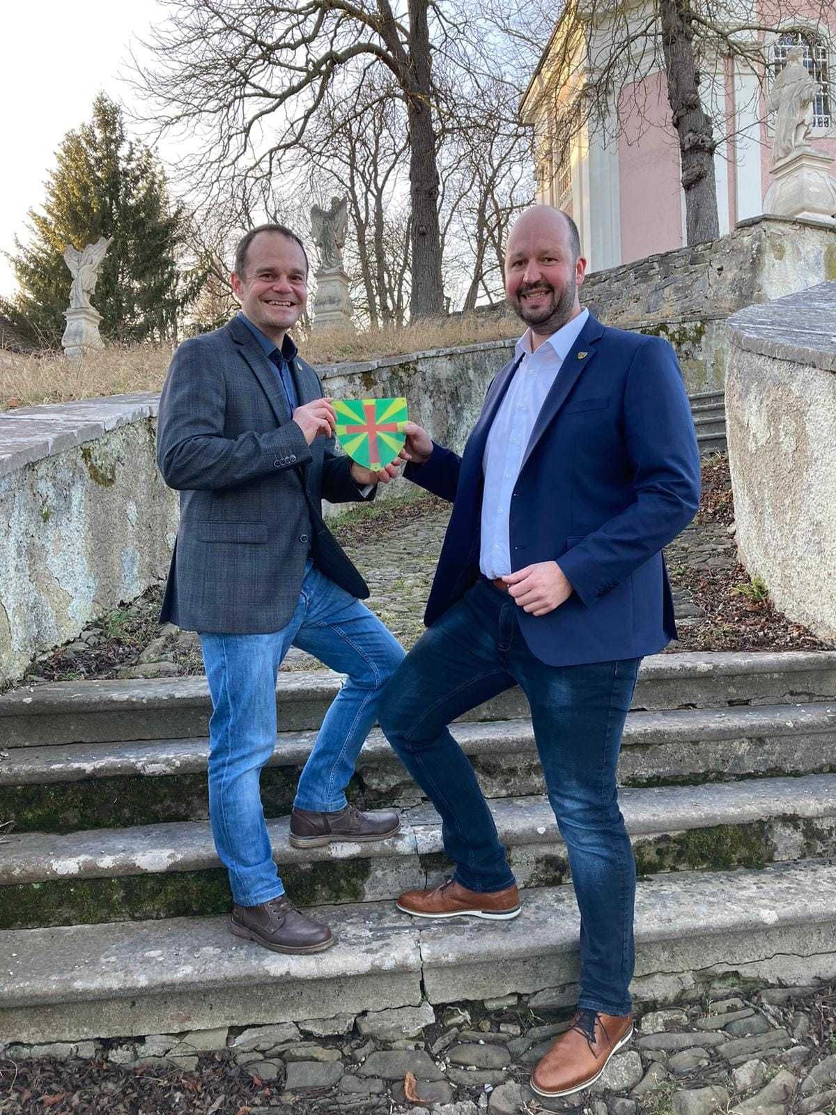 Bild enthält, Pants, Blazer, Coat, Jacket, Jeans, Adult, Male, Man, Person, Face