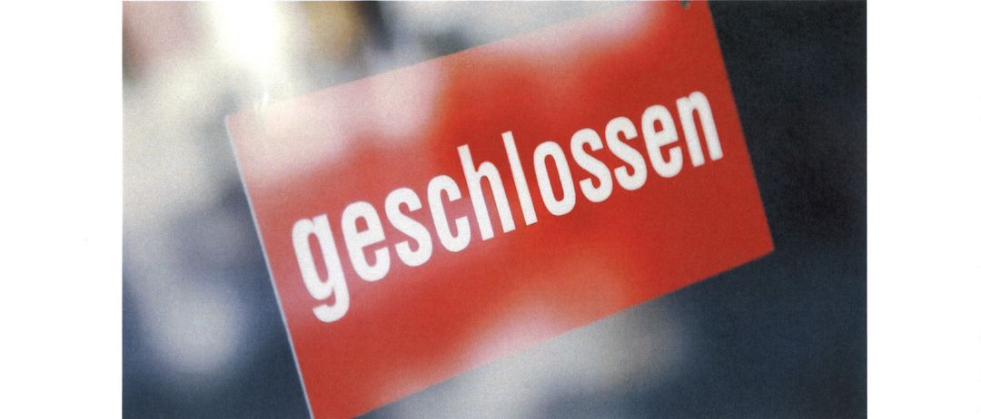 A red sign with the word 'geschlossen' in white letters on a blurred background. Below it, a message in German states the community office will be closed on September 7, 2026, until 12:00 PM.