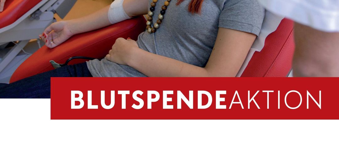 Ein Plakat für eine Blutspendeaktion. Zwei Personen sitzen in roten Stühlen mit Verbänden an den Armen. Das Plakat trägt den Schriftzug Blutspendeaktion und Grodig. Datum: 2. September, Zeit: 16-20 Uhr.