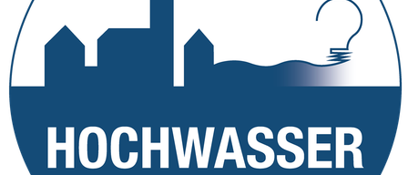 Das Hochwasser Wissen-Logo zeigt eine Stadtsilhouette mit Turm und Gebäuden, einer Wasserwelle und einer Glühbirne auf blau-weißem Hintergrund.