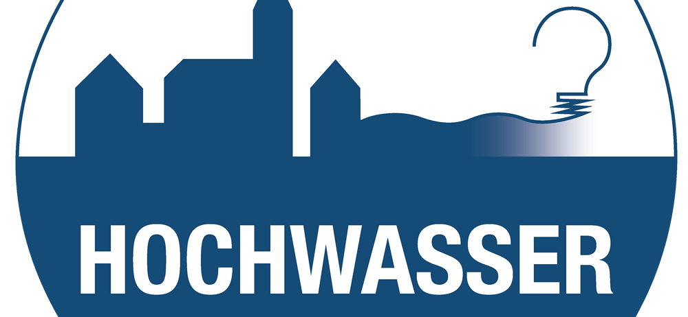 Das Hochwasser Wissen-Logo zeigt eine Stadtsilhouette mit Turm und Gebäuden, einer Wasserwelle und einer Glühbirne auf blau-weißem Hintergrund.