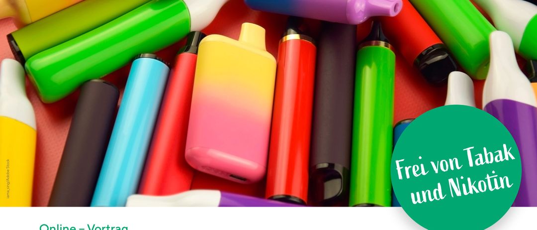 Das Plakat zeigt farbenfrohe Nikotinprodukte mit einem Slogan über Freiheit von Tabak und Nikotin. Ein Online-Vortragstermin, Uhrzeit und Referent sind aufgeführt, zusammen mit einem QR-Code zur Anmeldung.