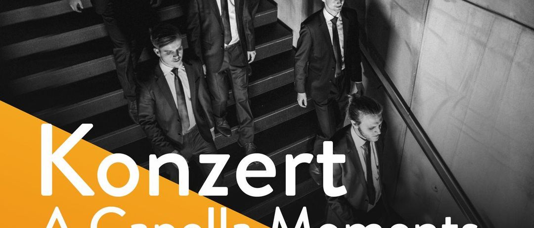 Ein Plakat für ein Konzert mit dem Titel 'Konzert A Capella Moments' mit Männern in Anzügen, die Treppen erklimmen. Datum: 20. Juni, Zeit: 19:30 Uhr. Ort: Pfarrkirche Grodig, Schutzenstr. 3, 5082 Grodig.