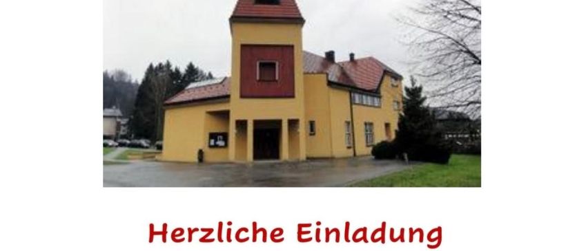 Ein gelbes Gebäude mit rotem Dach und einem Schild, das 'Herzliche Einladung' besagt. Der Text darunter lädt zur Feier mit dem Kirchenpatron, dem Heiligen Rupert, am 24. September um 18:30 Uhr ein.