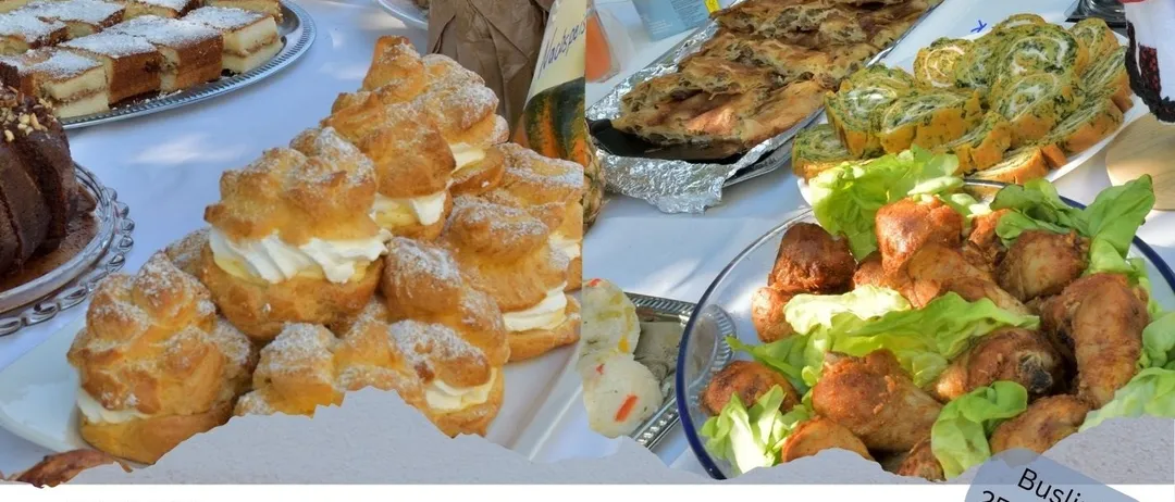Ein Tisch voller verschiedener Gebäcke, darunter Croissants, Kuchen und herzhafte Brötchen, für ein gemeinschaftliches Brunch-Event an einem sonnigen Tag.