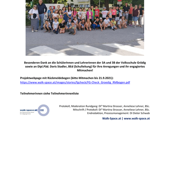 Bild einer Gruppe von Kindern und Erwachsenen, die vor einem Gebäude für ein Foto posieren, begleitet von Text auf Deutsch über eine Projektwebseite, Teilnehmerliste und organisatorische Details.