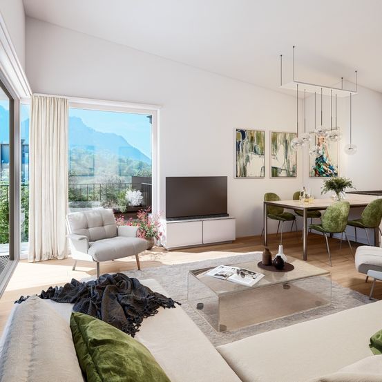Ein modernes Wohnzimmer mit einem großen Glasfenster, das einen Blick auf eine Berglandschaft bietet. Der Raum verfügt über eine weiße Couch, einen Glastisch und einen Flachbildfernseher. Der Essbereich hat einen Holztisch, Stühle und eine Pendelleuchte.