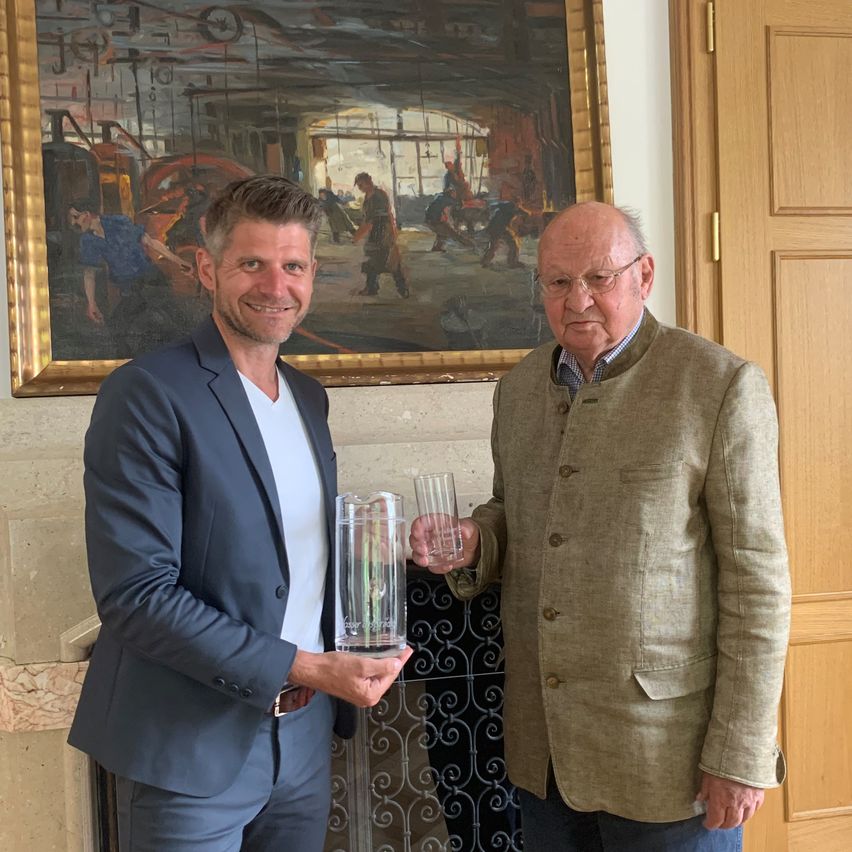 Bild enthält, Blazer, Coat, Jacket, Adult, Male, Man, Person, Pants, Face, Portrait